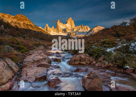 Das Fitz Roy Massiv im ersten Licht des Sonnenaufgangs. Los Glaciares Nationalpark in der Nähe von El Chalten, Argentinien. Weltkulturerbe der UNESCO in der Patag Stockfoto