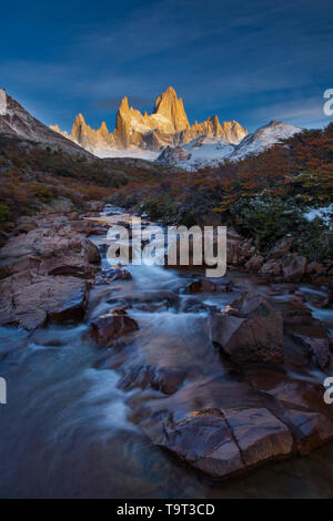 Das Fitz Roy Massiv im ersten Licht des Sonnenaufgangs. Los Glaciares Nationalpark in der Nähe von El Chalten, Argentinien. Weltkulturerbe der UNESCO in der Patag Stockfoto