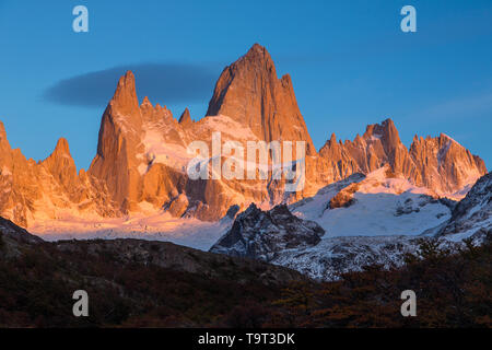 Das Fitz Roy Massiv im ersten Licht des Sonnenaufgangs. Los Glaciares Nationalpark in der Nähe von El Chalten, Argentinien. Weltkulturerbe der UNESCO in der Patag Stockfoto