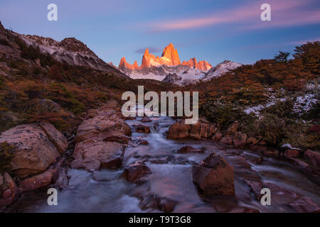 Das Fitz Roy Massiv im ersten Licht des Sonnenaufgangs. Los Glaciares Nationalpark in der Nähe von El Chalten, Argentinien. Weltkulturerbe der UNESCO in der Patag Stockfoto