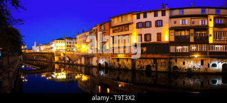 Blick auf die beleuchteten alten Häuser auf Agout Fluss, Castres, Frankreich Stockfoto