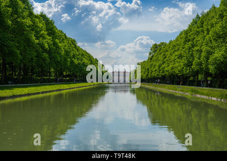 Blick auf Schloss mit langer Fluss Stockfoto