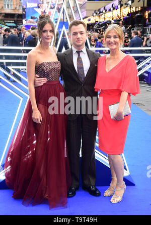 Emily Thomas, Taron Egerton und Christine Egerton Teilnahme an der Rocketman UK Premiere, im Odeon Luxe, Leicester Square, London. Stockfoto
