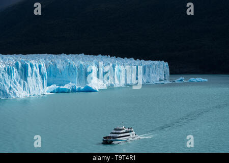 Eine tour Boot am Lago Argentino nimmt Touristen für einen Blick auf den Perito Moreno Gletscher im Los Glaciares Nationalpark in der Nähe von El Calafate, Argenti Stockfoto