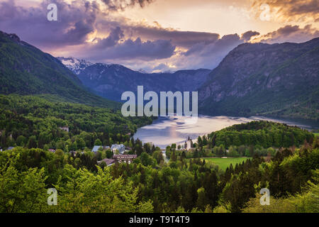 Luftaufnahme von Bohinj See in den julischen Alpen. Beliebte touristische Destination in Slowenien. Stockfoto