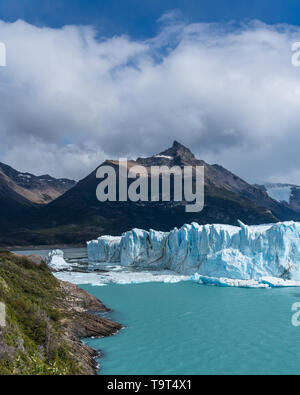 Der zerklüfteten Gesicht des Gletschers Perito Moreno und Lago Argentino im Nationalpark Los Glaciares in der Nähe von El Calafate, Argentinien. Weltkulturerbe der UNESCO Stockfoto