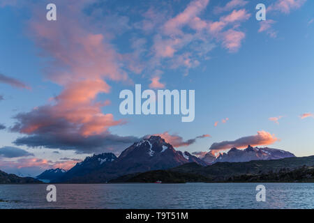 Sunrise Licht auf die Wolken über dem Paine Massivs im Torres del Paine National Park, ein UNESCO-Biosphärenreservat in Chile Patagonien region Stockfoto