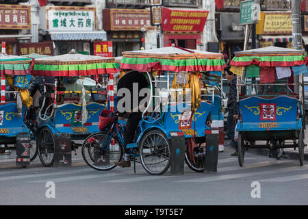 Eine fahrradrikscha ist eine kostengünstige Form der Beförderung in Lhasa, Tibet. Stockfoto