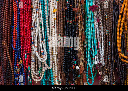 Buddhistische mala Rosenkranz für den Verkauf auf der Straße in Lhasa, Tibet. Stockfoto