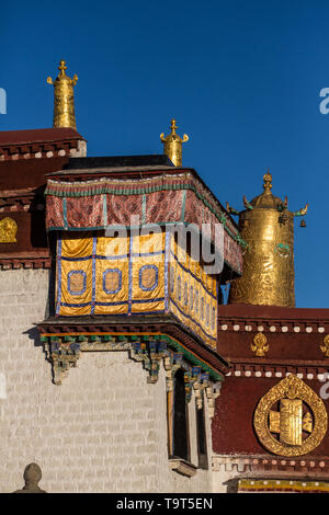 Der Jokhang Tempel wurde gegründet um 1652 N.CHR. Es ist der heiligste buddhistische Tempel in Tibet und ist Teil der historischen Ensemble des Potala Pa Stockfoto