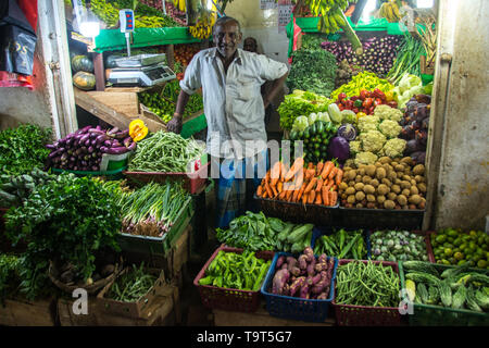 Sri Lanka Reise, Tag 8: Einer der vielen Verkaufsstände auf dem Markt in Nuwara Eliya. Der Eigentümer war Glücklich für mich zu stellen. Stockfoto