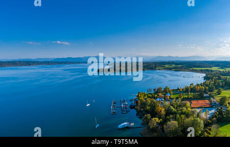 Am Starnberger See mit Tutzing, Oberbayern, Bayern, Deutschland, Europa, Blick auf den Starnberger See bei Tutzing, Oberbayern, Bayern, Deu Suchen Stockfoto