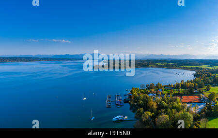 Am Starnberger See mit Tutzing, Oberbayern, Bayern, Deutschland, Europa, Blick auf den Starnberger See bei Tutzing, Oberbayern, Bayern, Deu Suchen Stockfoto