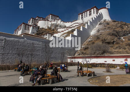 Der Potala Palast wurde um 1645 N.CHR. gegründet und war die ehemalige Sommerpalast des Dalai Lama und ist Teil der historischen Ensemble des Potala Stockfoto