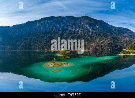 Luftbild, Eibsee mit Inseln im Herbst mit Grainau, Oberbayern, Bayern, Deutschland, Europa, Luftaufnahme, Eibsee mit Inseln im Herbst bei Getreide Stockfoto