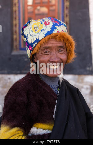 Ein tibetisch-buddhistischer Pilger aus der Region Kham im Osten von Tibet gehen rund um den Jokhang Tempel in Lhasa, Tibet. Stockfoto