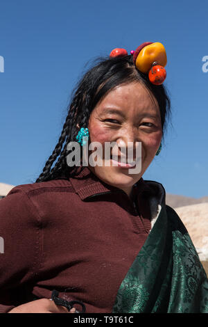 Ein khamba Tibetischen Frau aus der Region Kham im Osten von Tibet mit ihren Haaren im traditionellen Stil mit vielen kleinen Zöpfen und einem headddress aus Porzellan ein Stockfoto