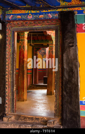 Der Jokhang Tempel wurde gegründet um 1652 N.CHR. Es ist der heiligste buddhistische Tempel in Tibet und ist Teil der historischen Ensemble des Potala Pa Stockfoto