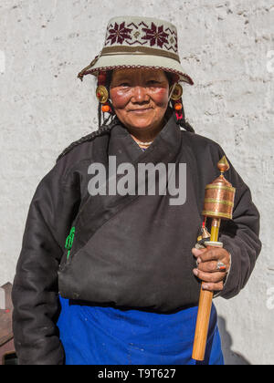 Ein khamba Tibetischen Frau aus der Region Kham im Osten von Tibet auf einer Wallfahrt heiligen Stätten in Lhasa, Tibet zu besuchen. Sie trägt rote Koralle Schmuck in Stockfoto