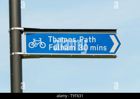 Ein Zeichen markiert einen Radweg entlang der Themse weg von der Hammersmith, Fulham. Stockfoto