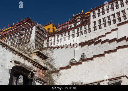 Der Potala Palast wurde um 1645 N.CHR. gegründet und war die ehemalige Sommerpalast des Dalai Lama und ist Teil der historischen Ensemble des Potala Stockfoto