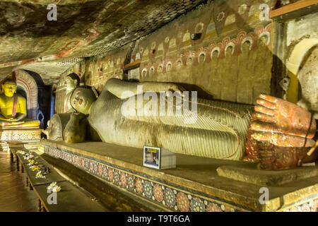 Sri Lanka Reise, Tag 6: liegende Statue von Buddha in der Höhle des Großen Könige (Cave 2) im Dambulla Cave Tempel komplex. Stockfoto