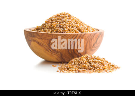 Trockene Bulgur weizen Körner in der Schüssel auf weißem Hintergrund. Stockfoto