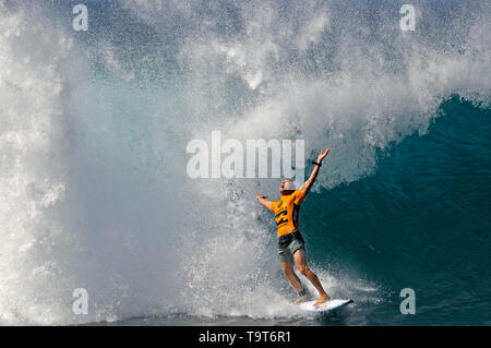 Professionelle surfer Mick Fanning feiert Surfen eine große Welle in der Pipeline Während der Billabong Pipe Masters 2015, North Shore von Oahu, H Stockfoto