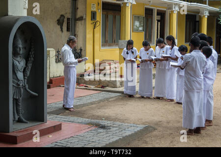 Sri Lanka Reise, Tag 8: ich fotografierte dieses Sonntagsschule Gruppe während eines kurzen Stopp in Kandy, wo wir von einer großen Parade verzögert wurden. Stockfoto