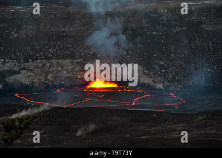 Aktive lava innerhalb des Kraters Halemaumau in der Nacht explodiert, Kilauea, Volcanoes National Park, Big Island, Hawaii, USA Stockfoto