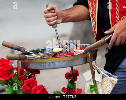 Macun (weich, süß und bunt Türkische toffee Einfügen) im traditionellen Container. Kochen Street Food in Istanbul, Türkei. Stockfoto