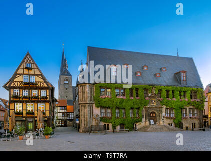 Cafe am Markt und Rathaus in der zum UNESCO-Weltkulturerbe der Stadt Quedlinburg, Sachsen-Anhalt, Deutschland, Europa, Cafe am Markt und R Stockfoto