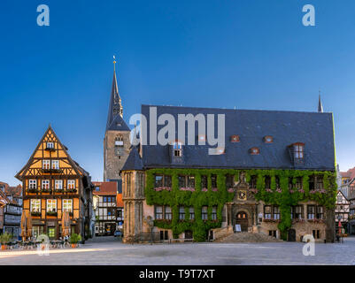 Cafe am Markt und Rathaus in der zum UNESCO-Weltkulturerbe der Stadt Quedlinburg, Sachsen-Anhalt, Deutschland, Europa, Cafe am Markt und R Stockfoto