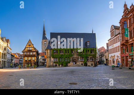 Cafe am Markt und Rathaus in der zum UNESCO-Weltkulturerbe der Stadt Quedlinburg, Sachsen-Anhalt, Deutschland, Europa, Cafe am Markt und R Stockfoto