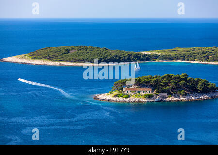 Galesnik Insel ist die erste in einer Reihe von alle Pakleni Inseln. Von dieser kleinen Insel gibt es den schönsten Blick auf die Stadt Hvar. Stockfoto