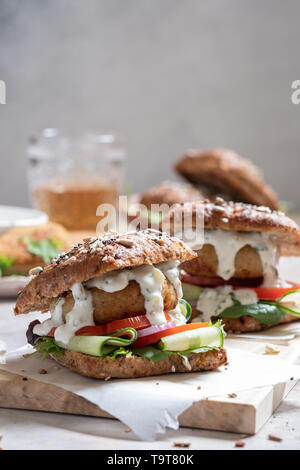 Fisch und Meeresfrüchte Burger mit Mayo und frisches Gemüse Stockfoto