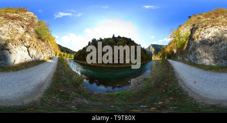 360 Grad Panorama Ansicht von 360° virtuelle Tour des Dunajec River Gorge. Die Pieniny. Polen/Slowakei Grenze.