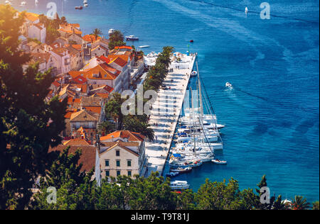 Blick auf erstaunliche Archipel mit Boote vor der Stadt Hvar, Kroatien. Hafen der alten Adria Insel Hvar. Beliebte touristische Destination von Kroatischen Stockfoto