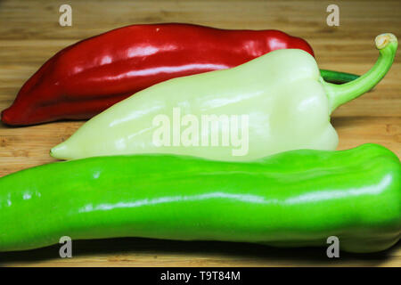 Ungarische frischem Paprika in tricolor Bildung. Sehr leckeres und gesundes Gemüse. Stockfoto