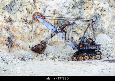 Alte kaputte aufgegeben rusty Bagger in einem Steinbruch. Vintage Mining Equipment. Stockfoto