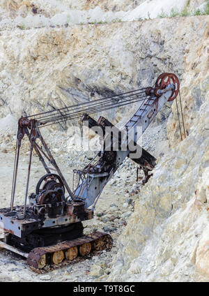 Alte kaputte aufgegeben rusty Bagger in einem Steinbruch. Vintage Mining Equipment. Stockfoto