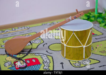 Gelbe Trommel auf den Palast. Aserbaidschan traditionelle Nagara drum. Tar ist eine Zeichenfolge Musical Instrument weit in die Leistung von Aserbaidschan verwendet Stockfoto