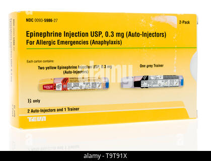 Winneconne, WI - 17. Mai 2019: ein Paket von Teva epineprine auto Injektor pen für allergische emergenies auf einem isolierten Hintergrund Stockfoto