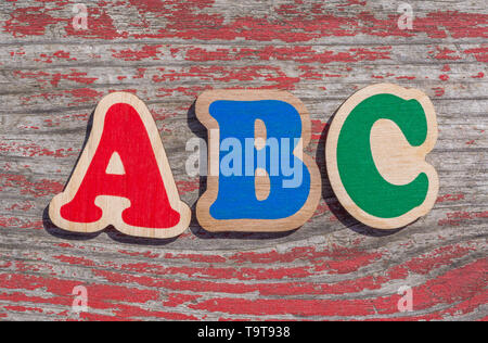 Wort ABC aus Holz Buchstaben auf schäbige Holz Hintergrund Stockfoto