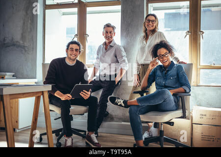 Portrait der erfolgreichen Gruppe von Menschen, die an den online web store funktioniert. Männer und Frauen bei der ecommerce Business Office. Stockfoto