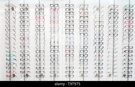 Große Auswahl an Brillenfassungen für Gläser auf Panel in eyewear Shop ausgesetzt Stockfoto