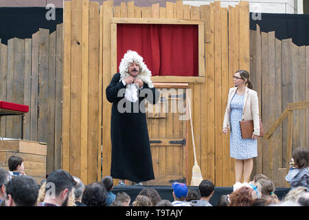 CALDES DE MONTBUI, SPANIEN - 18. MAI 2019: Marionetten Festival ROMA MARTI am 18. Mai 2019 und Familie und Kind Publikum. Stockfoto