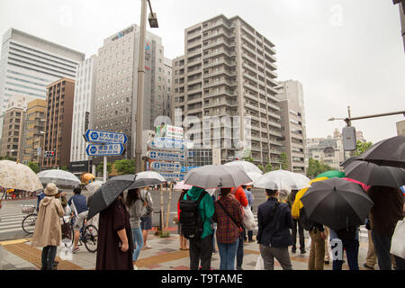 Die Menschen warten auf das grüne Licht auf Harumi-dori Ave. in modernen Teil von Tokio, Japan. Stockfoto