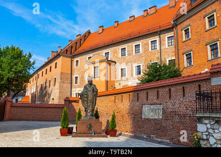 Krakau, Polen - Juli 8,2014: Denkmal von Papst Johannes Paul II (Papst Johannes Paul der Große Papa Giovanni Paolo II Karol Jozef Wojtyla) im Königsschloss entfernt Ca Stockfoto