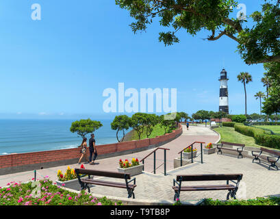 Lima, Miraflores. La Marina Leuchtturm im Parque El Faro auf den Klippen mit Blick auf den Pazifischen Ozean, Miraflores, Lima, Peru, Südamerika Stockfoto